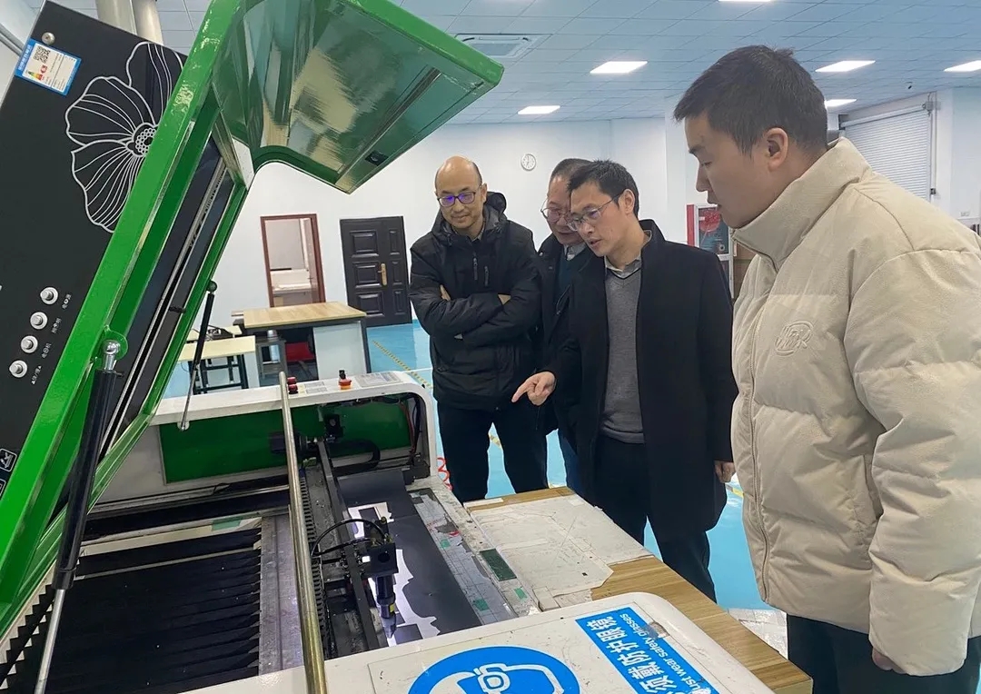 高(gāo)超教授到(dào)車(chē)間(jiān)暖心慰問(wèn)加班同事(shì)