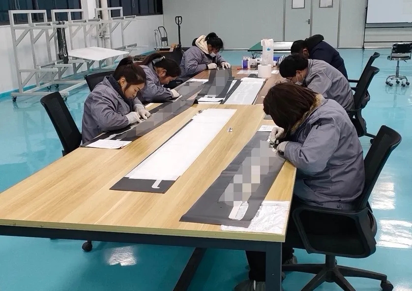 高(gāo)烯小(xiǎo)夥伴們加班加點的(de)進行(xíng)镂空(kōng)作(zuò)業(yè)